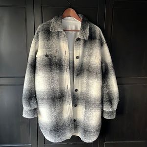 Aritzia THE GANNA SHIRT JACKET in espace/black